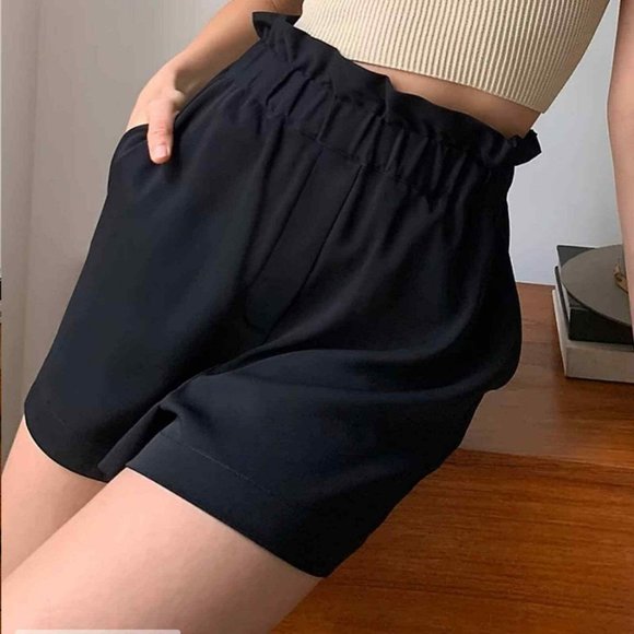 Aritzia Pants - Aritzia Babaton Bello Shorts size Medium Black